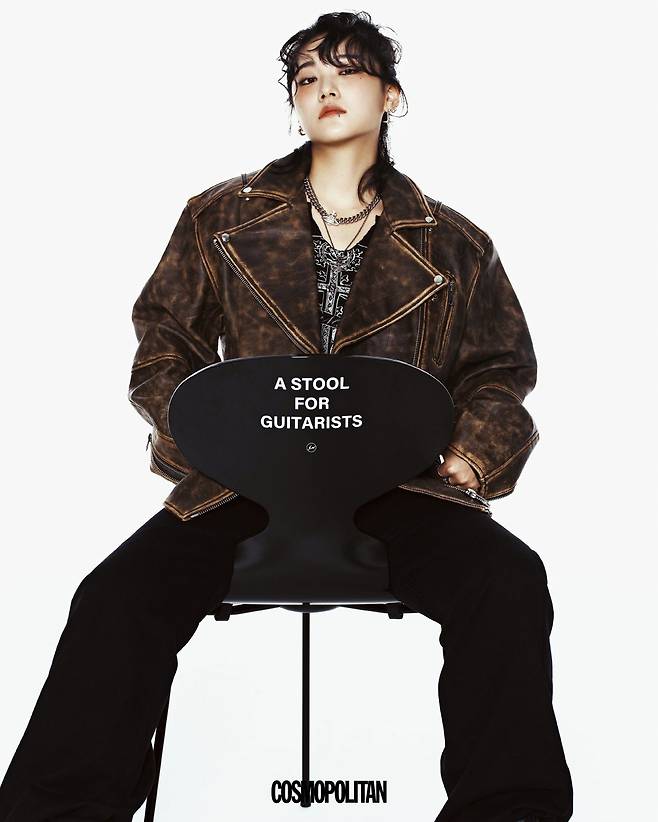 레더 재킷 H&M. 티셔츠 Niier Nor. 팬츠 Dnsr. 목걸이 Vivienne Westwood. 부츠 Zara. 귀고리, 입술 피어싱, 반지 스타일리스트 소장품.