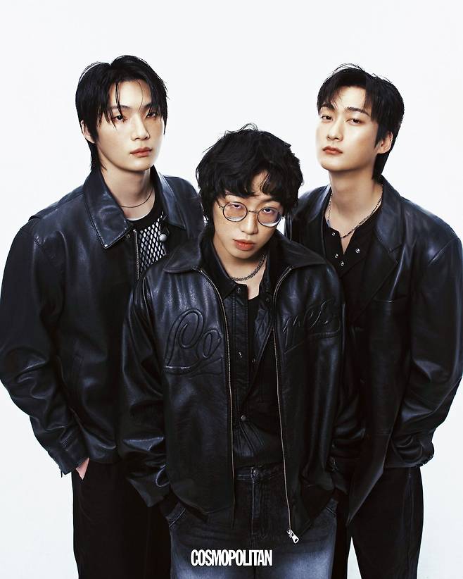 (왼쪽부터, 존비킴)레더 재킷 Harley -Davidson. 팬츠 H&M. 크로셰 슬리브리스 톱, 그레이 슬리브리스 이너 톱, 목걸이 스타일리스트 소장품, (채도현)보머 재킷 Lores. 레더 셔츠 Harley-Davidson. 데님 팬츠 Gubin. 안경 본인 소장품. 목걸이 스타일리스트 소장품. (김승빈)슬리브리스 톱 H&M. 데님 팬츠 Recto. 레더 재킷, 목걸이 스타일리스트 소장품.