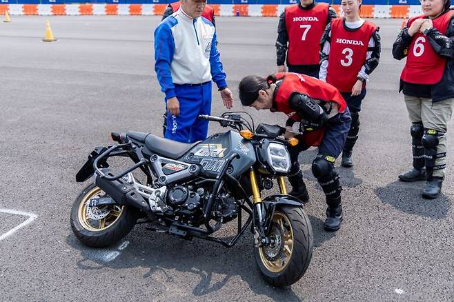 수강생이 넘어진 바이크를 일으켜 세우고 있다. ⓒ혼다코리아