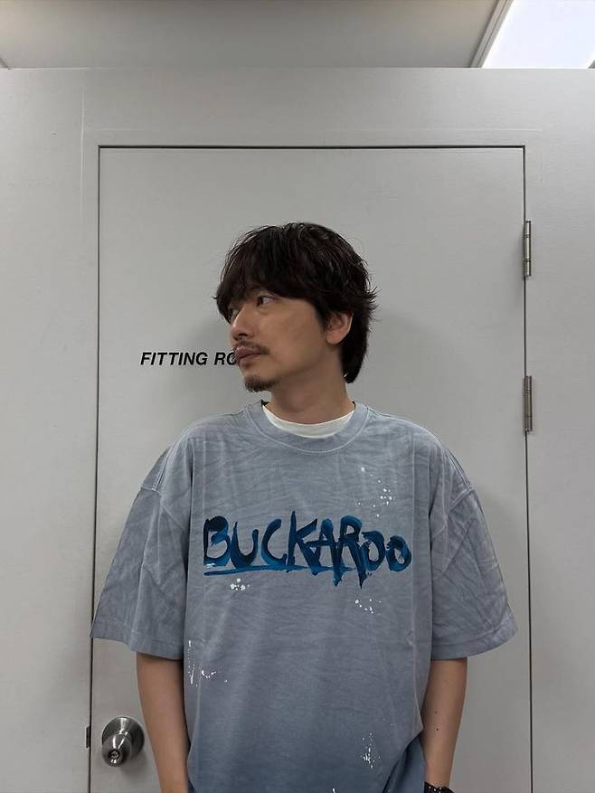 페인팅 아트웍 반팔 티셔츠 이동휘 착용컷. ⓒ한세엠케이