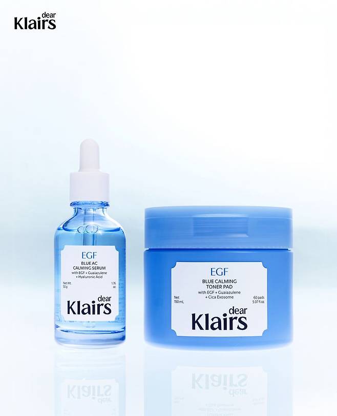 K뷰티 대표 브랜드 ‘디어 클레어스(Dear Klairs)’가 선보이는 신제품 ‘EGF 블루 AC 진정 세럼’과 ‘EGF 블루 진정 토너 패드’. ⓒ위시컴퍼니