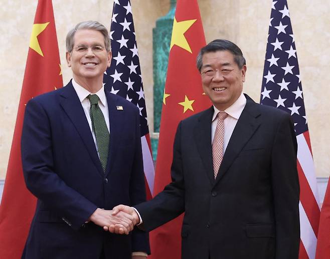 영국 런던에서 미중 고위급 통상협상이 진행 중인 가운데 9일 스콧 베선트 미국 재무장관(왼쪽)과 허리펑 중국 국무원 부총리가 협상 개시를 앞두고 악수하고 있다. 런던=신화 뉴시스