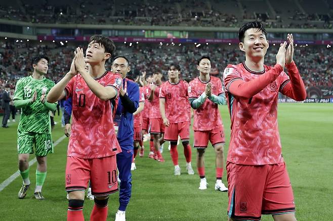 주장 손흥민(오른쪽)과 이재성을 비롯한 한국 축구대표팀 선수들이 10일 서울월드컵경기장에서 열린 쿠웨이트와의 2026 북중미 월드컵 아시아 3차 예선 B조 최종 10차전에서 4-0 대승을 거둔 뒤 관중석의 팬들에게 인사하고 있다. 11회 연속 월드컵 본선 진출을 이미 확정한 채로 쿠웨이트전에 나선 한국은 이날 기분 좋은 승리를 거두면서 조 1위로 3차 예선을 마쳤다. 뉴시스
