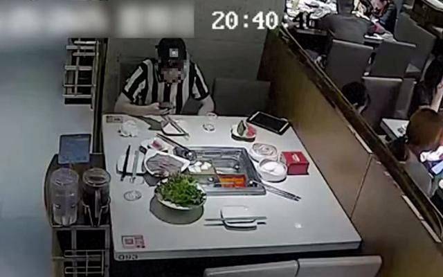 식당 음식에 바퀴벌레를 넣는 남성. 뉴시스