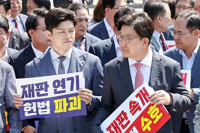 김용태 국민의힘 비상대책위원장(왼쪽)과 권성동 원내대표가 11일 오전 서울 서초구 서울중앙지방법원 앞에서 열린 ‘헌법 파괴 저지를 위한 현장 의원총회’에 참석해 나란히 서 있다. 2025.6.11/뉴스1