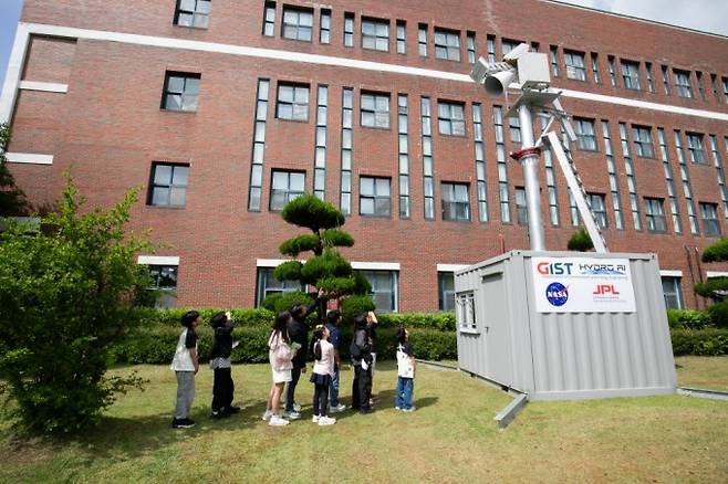 GIST에 설치된 토양 수분 관측 장비를 바라보는 어린이 우주 기자단. 스튜디오51 제공&nbsp;