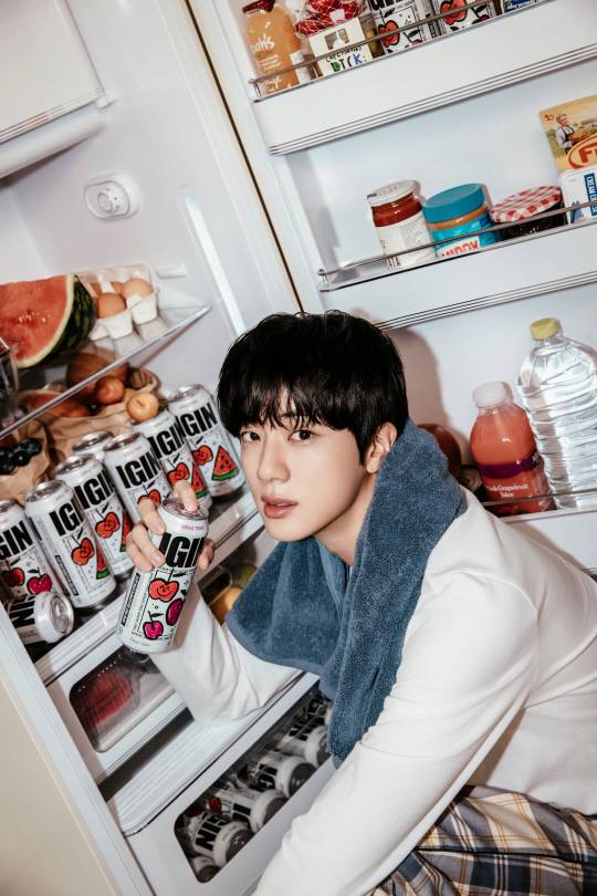 BTS 진. 지니스램프 제공