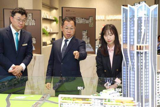 정희민 포스코이앤씨 사장이 11일 서울 '용산정비창 전면1구역' 홍보관에서 수주 활동을 진두지휘하고 있다. [포스코이앤씨 제공]