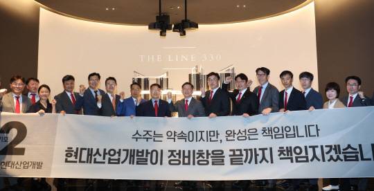 정경구 HDC현대산업개발 사장이 서울 용산구 구 베르가모웨딩홀 자리에 마련된 '용산정비창 전면1구역' 공동 홍보관을 방문한 뒤 관계자들과 기념촬영을 하고 있다. [HDC현대산업개발 제공]