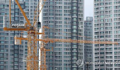 서울의 한 재건축 단지에서 작동 중인 크레인. 연합뉴스