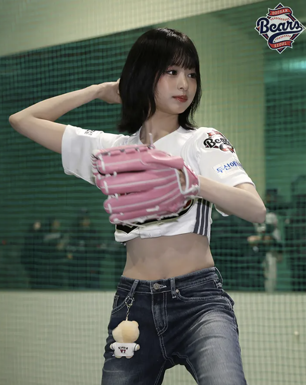 시구하는 베이비몬스터의 아현(두산베어스 웹사이트)