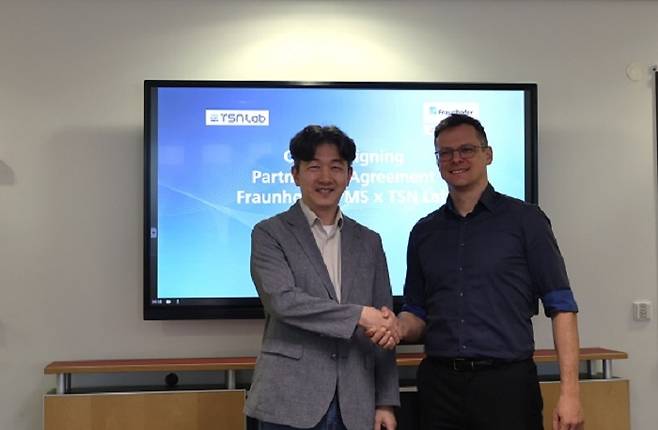 김성민 티에스엔랩 김성민 대표(왼쪽)와 Dr. Alexander Noack 프라운호퍼 IPMS 부서장 (오른쪽)이 지난 5월 26일 프라운호퍼의 독일 드레스덴 연구소에서 기술 협력 확대 논의 후 기념촬영을 하고 있다. 사진=티에스엔랩