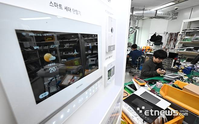 서울 구로구 경동나비엔연구소 홈네트워크실험실에서 엔지니어들이 홈IoT를 적용한 스마트홈 월패드 제품을 개발하고 있다.  (사진은 기사 내용과 무관함.) 이동근기자 foto@etnews.com