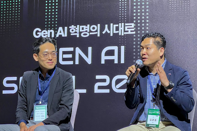 KT AXD본부장 김훈동 상무(오른쪽)가 10일 용산에서 열린 Gen AI Seoul 2025 포럼에서 기업의 AX에 대한 토론을 하고 있다.