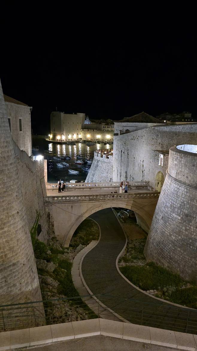 20250501_210448.jpg 꽃보다누나, 왕좌의 게임 그리고 모드리치의 나라