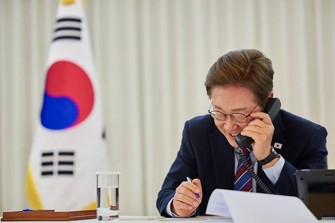 이재명 대통령이 6일 대통령실 관저에서 도널드 트럼프 미국 대통령과 전화 통화를 하고 있다. 미 국무부는 10일(현지시간) 브리핑에서 이 대통령의 리더십 아래에서 한미 동맹이 계속 번창할 것으로 확신한다고 밝혔다. 뉴스1