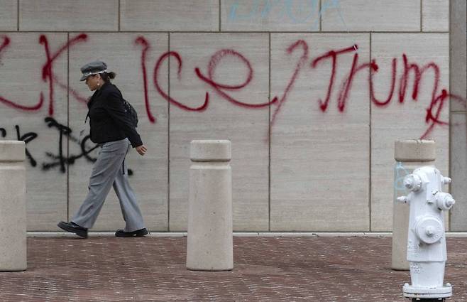 LA의 연방 정부 건물 벽에 트럼프 대통령을 비난하는 낙서가 그려져 있다. AP연합뉴스