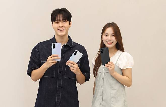삼성전자 모델들이 새롭게 출시한 ‘갤럭시 A36 5G’를 소개하고 있다. 삼성전자 제공