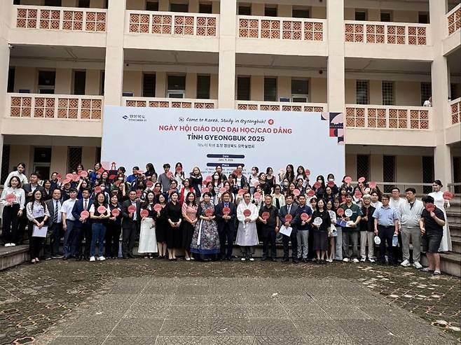 경북도가 지난 9일 베트남 하노이 국립외국어대에서 하노이 학생들을 대상으로 도내 12개 대학과 함께 '경북도 하노이 외국인 유학생 유치설명회'를 개최했다. 경북도 제공