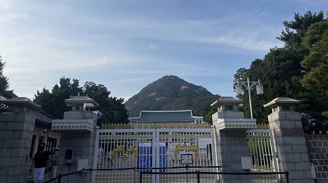 지난 3일 제21대 대통령선거에서 당선한 이재명 대통령이 청와대로 복귀하겠다는 공약을 실행에 옮길 시간이 얼마 남지 않으면서 사람들의 방문이 폭증했다. 오후 6시가 되면서 닫힌 철문. /사진=서윤경 기자