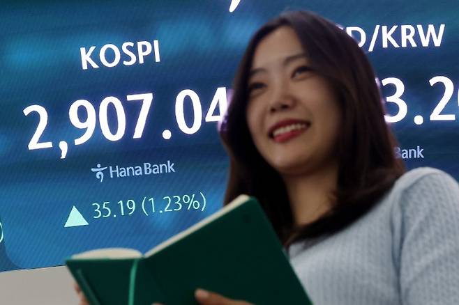 6일째 허니문 랠리 코스피지수가 전 거래일 대비 35.19p(1.23%) 오른 2907.04로 장을 마감한 11일 서울 중구 하나은행 딜링룸에서 딜러가 업무를 보고 있다. 연합뉴스