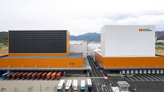 경남 밀양시 부북면 나노융합국가산업단지내 위치한 삼양식품 밀양 제1공장(왼쪽)과 제2공장 전경. 삼양식품 제공