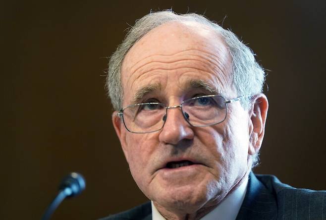 2021년 2월 24일(현지시각) 미국 워싱턴 디시(D.C.) 연방 의사당에서 열린 상원 에너지·천연자원위원회 인사청문회에서 제임스 E. 리시(공화당·아이다호) 상원의원이 조 바이든 대통령이 내무장관으로 지명한 데브라 할런드(민주당·뉴멕시코) 하원의원에게 질의하고 있다. 워싱턴/EPA 연합뉴스