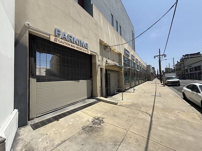 지난 6일부터 이어진 이민세관단속국(ICE)의 대대적인 이민자 단속으로 로스앤젤레스 다운타운 자바 시장의 상점들이 대부분 문을 닫았다.