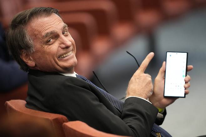 10일(현지시각) 브라질 브라질리아에서 자이르 보우소나루 전 브라질 대통령이 쿠데타 혐의로 기소된 대법원 재판에서 휴대전화를 보여주고 있다. 브라질리아/AP 연합뉴스