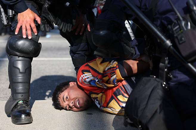 10일 미국 캘리포니아주 로스앤젤레스에서 벌어진 이민자 단속 반대 시위에서 한 시위자가 체포되고 있다. 사진 EPA 연합뉴스