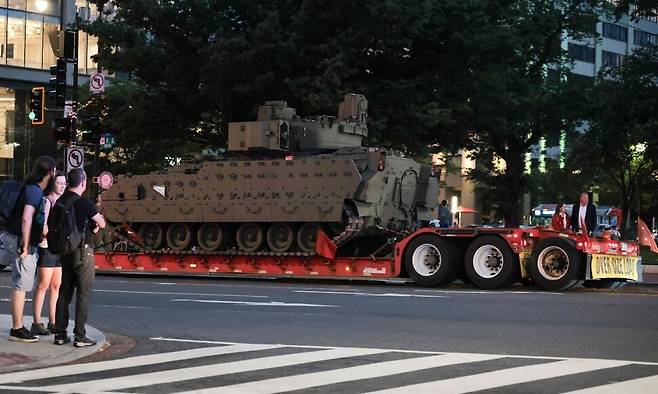 미국 워싱턴 디시의 중심 도로인 7번가 앞으로 탱크들이 지나가고 있다. 오는 14일 열리는 미 육군 창설 250주년 기념 열병식에서는 군인 6600명, 탱크·장갑차 등 군 차량 150대, 항공기 50대가 동원될 예정이다. AFP연합뉴스