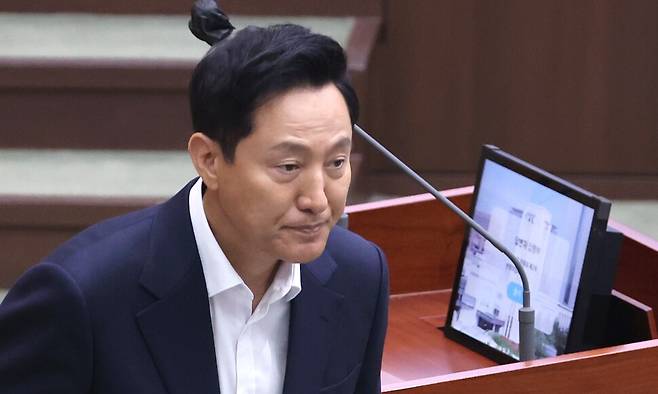 오세훈 서울시장이 11일 서울 중구 서울시의회에서 열린 제331회 정례회 시정질문에 참석, 질문에 답한 뒤 자리로 향하고 있다. 연합뉴스