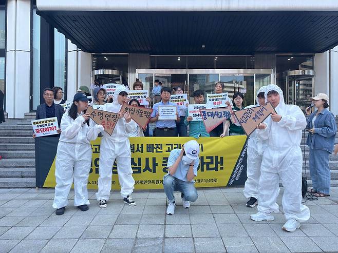 환경운동연합 회원 등이 귀를 막고 고리2호기 수명연장 심사를 진행하는 원자력안전위원회를 비판하는 내용의 퍼포먼스를 진행하고 있다. 환경운동연합 제공