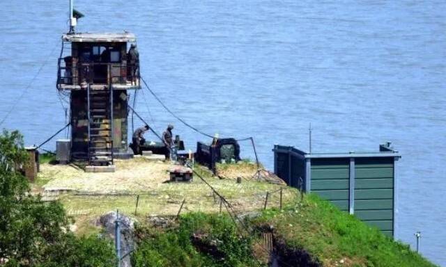 윤석열 정부가 대북 확성기 방송 재개를 결정한 지난해 6월9일 오전 경기도 파주 접경지역에 기존 대북 방송 확성기가 있었던 군사시설물(오른쪽)이 여전히 자리를 지키고 있다. 이 시설물 안에 확성기가 설치됐는지는 확인되지 않았다. 한겨레 자료사진