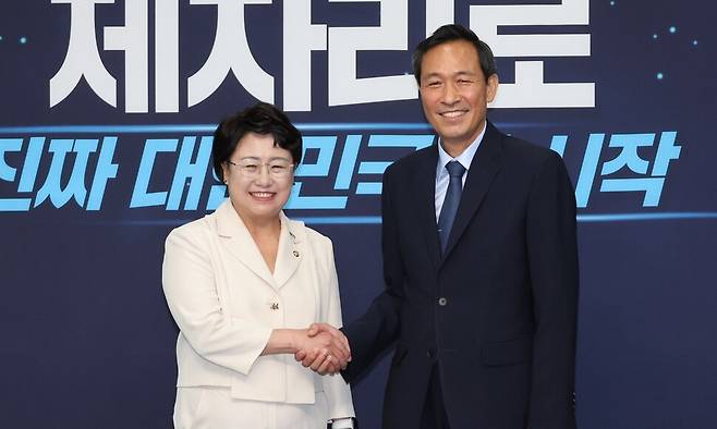 우상호 대통령실 정무수석(오른쪽)이 11일 오후 국회를 찾아 김선민 조국혁신당 대표 권한대행과 악수를 나누고 있다. 연합뉴스