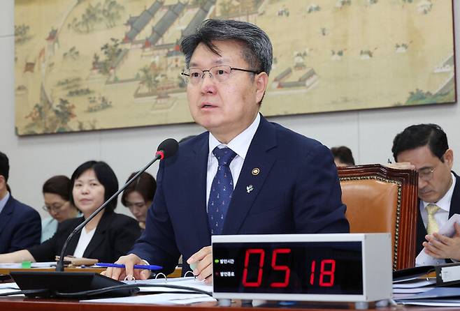 오석환 교육부 차관이 11일 서울 여의도 국회에서 열린 교육위원회 전체회의에서 리박스쿨의 댓글 여론조작 의혹 관련 의원들의 질의에 답하고 있다. 연합뉴스