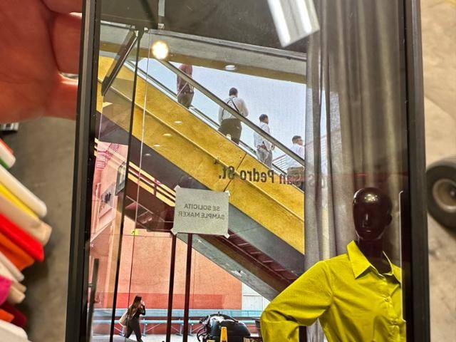 9일 미국 로스앤젤레스 자바시장을 또다시 급습한 미국 이민세관단속국 요원들을 촬영한 사진. 자바시장 상인 윤씨가 '지인이 촬영한 것'이라며 기자에게 스마트폰을 들어 보여주고 있다. 로스앤젤레스=이서희 특파원