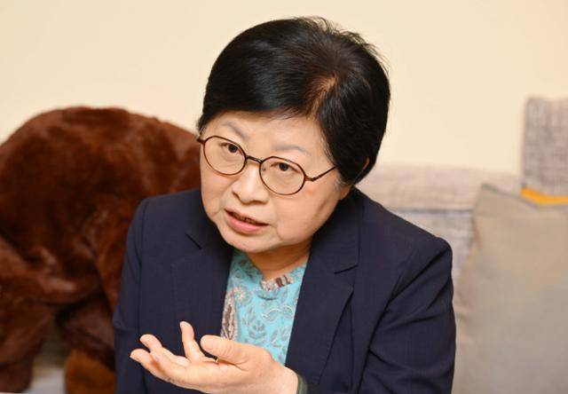 9일 한국일보와 인터뷰 중인 정현백 성균관대 사학과 명예교수의 모습. 문재인 정부 초대 여성가족부 장관을 지낸 그는 "여가부 존폐 논쟁을 막기 위해 성평등가족청소년부로의 부처 개편·확대가 필요하다"고 강조했다. 최주연 기자