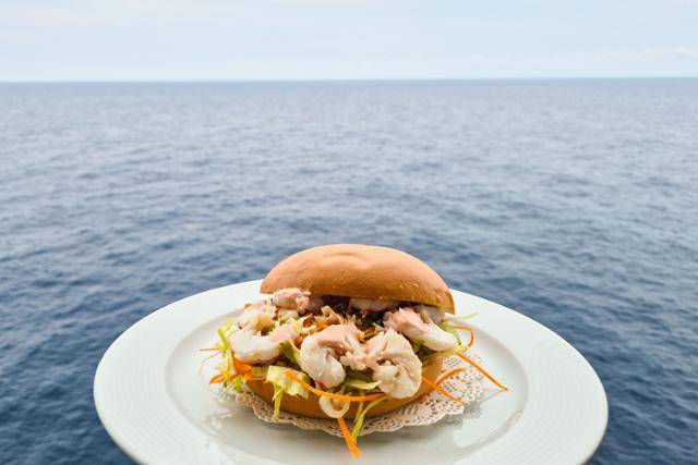 부산과 대만 해상에서 먹는 새우 샌드위치.