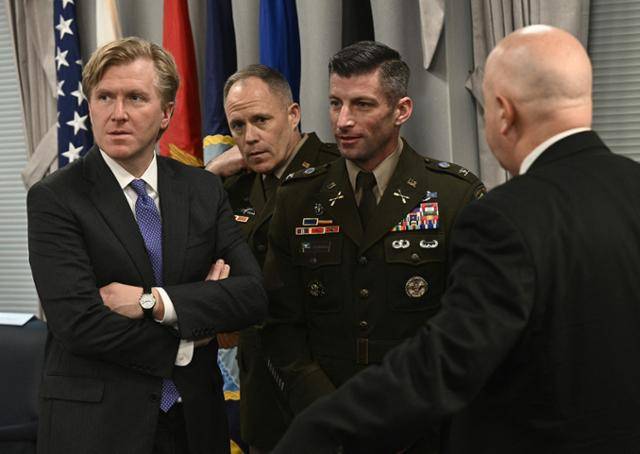 5월 5일, 미국 워싱턴 DC 펜타곤에서 열린 회의를 앞두고 엘브리지 콜비 미국 국방정책 차관(왼쪽)과 미 군 수뇌부 인사들이 페루의 엘머 시알레르 외무장관, 월터 아스투디요 국방장관을 기다리고 있다. 워싱턴 DC=AFP 연합뉴스