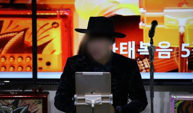 A씨가 교인들에게 설교하는 모습. 독자 제공