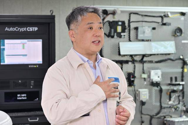 이석우 아우토크립트 대표가 5일 서울 강남구 삼성동 미래모빌리티센터에서 자동차 사이버 안보의 중요성에 대해 강조하고 있다. 최주연 기자