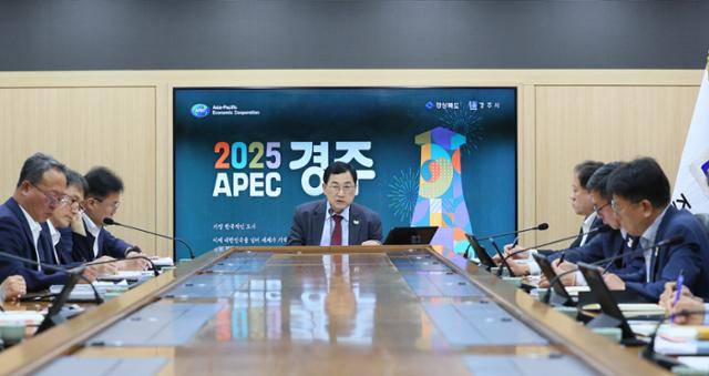 주낙영(가운데) 경북 경주시장이 지난 9일 국소본부장회의를 열고 새 정부 출범에 따른 전략적 대응을 주문하고 있다. 경주시 제공