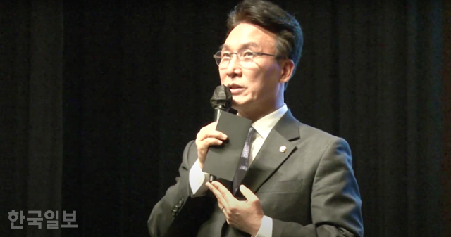 김민석 국무총리 후보자가 2023년 12월 27일 강씨의 저서 출판기념회에서 축사하고 있다. 유튜브 캡처