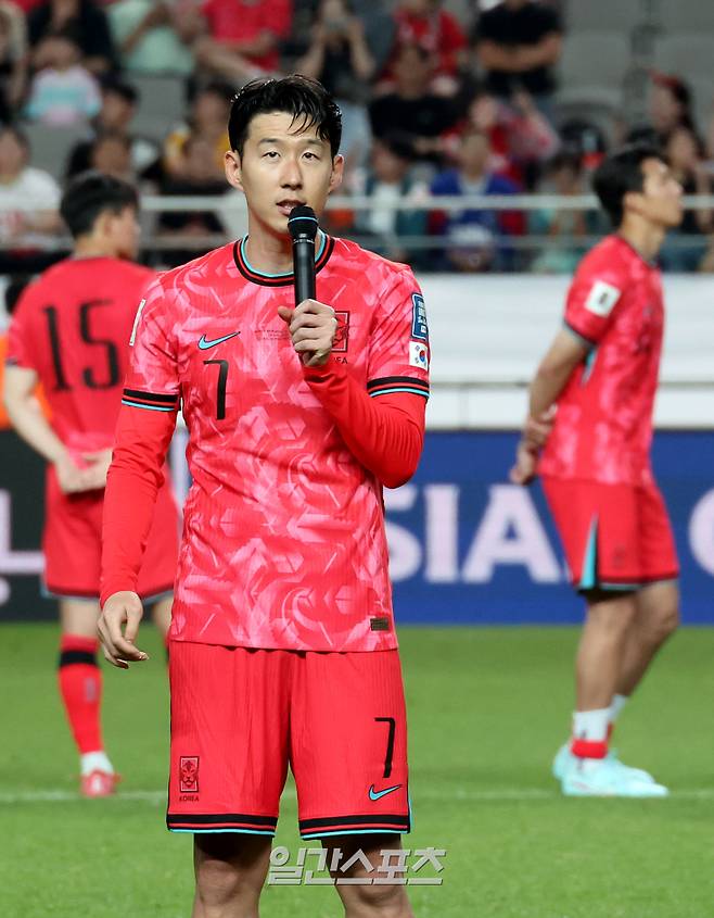 11회 연속 월드컵 본선 진출을 확정지은 대한민국 축구대표팀이 10일 오후 서울 마포구 서울월드컵경기장에서 2026 FIFA 북중미 월드컵 아시아지역 3차 예선 최종전 쿠웨이트와의 경기를 4대 0 승리로 마쳤다. 경기 후 본선진출 축하행사에서 주장 손흥민이 인사말을 하고 있다. 상암=김민규 기자 mgkim1@edaily.co.kr /2025.06.10/