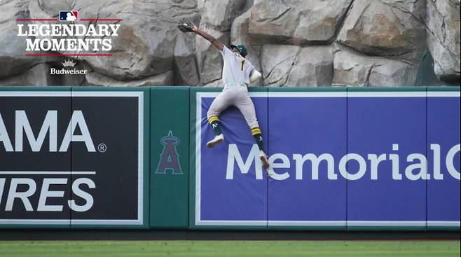 애슬레틱스 외야수 덴젤 클라크가 10일(한국시간) LA에인절스와 원정경기에서 홈런성 타구를 잡는 호수비를 하고 있다. 사진=MLB닷컴 캡처