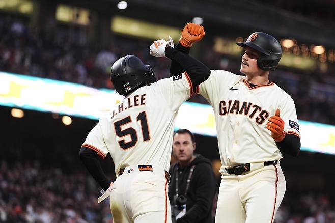 <yonhap photo-3028="">이정후(왼쪽)와 채프먼. AP=연합뉴스&nbsp;</yonhap>