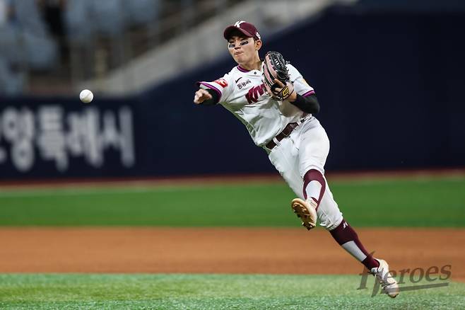 10일 고척 롯데전에서 내야 타구를 처리하고 있는 송지후. 사진=키움 히어로즈