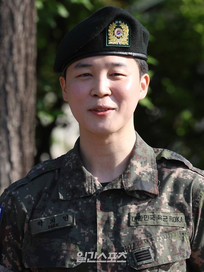 군 복무를 마친 그룹 방탄소년단(BTS) 지민이 11일 오전 경기 연천군 연천공설운동장에서 전역 소감을 밝히고 있다. 연천=서병수 기자 qudtn@edaily.co.kr /2025.06.11/