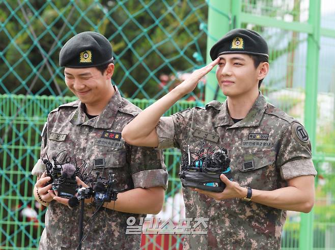 군 복무를 마친 그룹 방탄소년단(BTS) RM, 뷔가 10일 오전 강원도 춘천시 신북읍 체육공원에서 전역 소감을 밝히고 있다. 육군 제15보병사단 승리부대에서 복무한 RM과 육군 2군단 수도방위사령부 쌍용부대에서 복무한 뷔가 이날 전역했다. RM과 뷔는 안전 문제가 우려된다는 군의 요청에 따라 소속사에서 마련한 별도의 장소에서 전역 행사를 진행했다. 춘천=서병수 기자 qudtn@edaily.co.kr /2025.06.10/